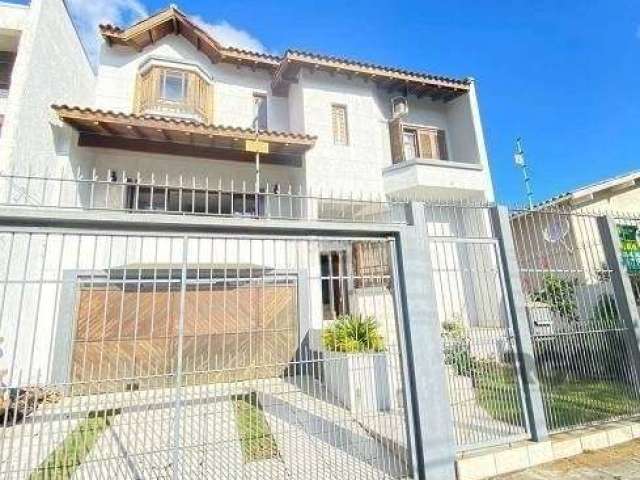 Apresentamos esta excelente casa de alto padrão, com 04 dormitórios, sendo 02 suítes. A cozinha conta com móveis planejados, enquanto o living oferece espaço para 2 ambientes. Além disso, há uma sala 