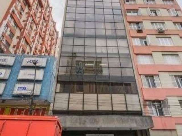 Ótimo conjunto comercial, cobertura duplex, no Centro, com 396m² privativos, andar alto, ótima vista. Possui sala de recepção, sala de espera, 7 amplas salas, cozinha, 4 banheiros, sala de reuniões. N