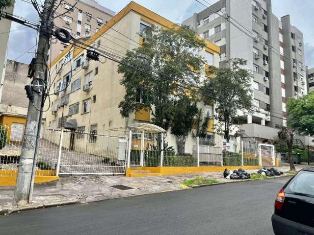 Vende apto 02 dormitórios, sala, banheiro, cozinha e área de serviço separada.&lt;BR&gt;Prédio localizado bem próximo ao Parque Germânia, Hospital Banco de Olhos, da Praça Fortunato Pimentel.&lt;BR&gt