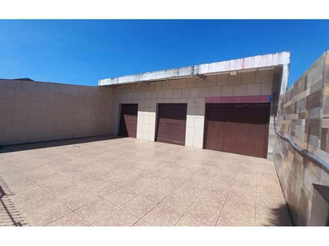 Espaçoso prédio comercial com estrutura para segundo piso, localizado no centro do Bairro Olaria. O imóvel conta com uma Sala comercial de 70 m², garagem para até 3 carros, uma casa auxiliar com dois 