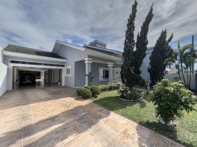 Casa térrea, composta de 5 dormitórios mobiliada com 1 suíte, com área de 350m² de área construída, living amplo e integrado, cozinha ampla, área de serviço, garagem para até 5 carros e nos fundos pos