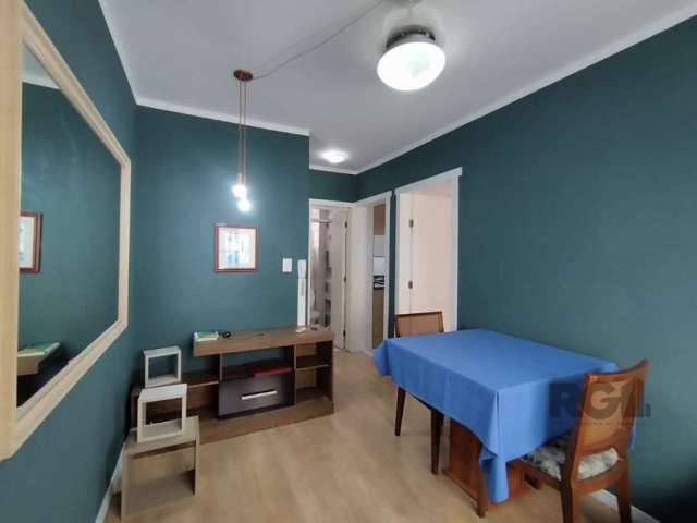 Ótimo apartamento com aproximadamente 39m² privativos, reformado, mobiliado e com 1 dormitório. Você pode contar também com o living que integra a sala de estar à sala de jantar, banheiro social com b