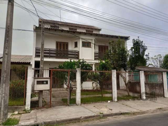 Casa de alvenaria, com  cinco dormitórios, living para dois ambientes, cozinha, lavanderia, sótão, três banheiros e três vagas de garagem, uma coberta e duas descobertas.  Infraestrutura de frente a f