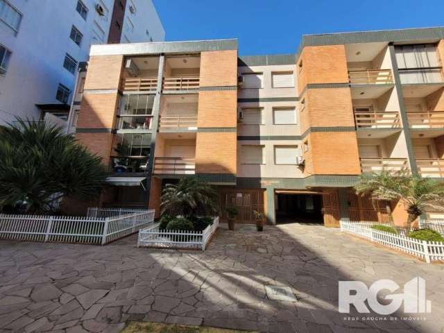 Apartamento á venda em Capão da Canoa/RS | Imóvel localizado no segundo andar a uma quadra da beira-mar, conta com 3 dormitórios sendo 1 suite, sala de estar, cozinha,  banheiro, 1 dormitório de servi