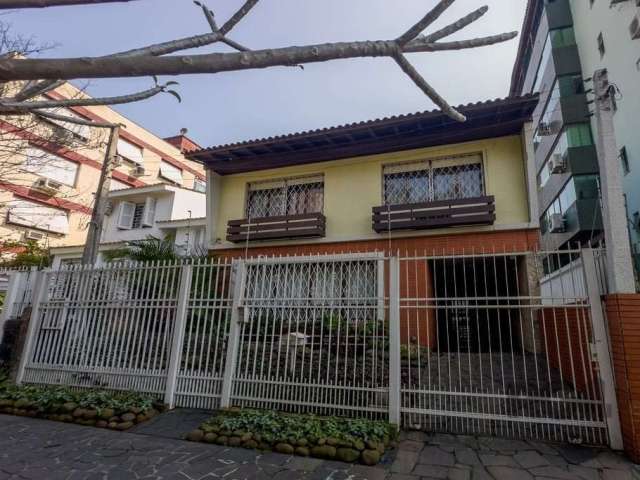 Belíssima casa, localizada no desejado bairro Bela Vista, com pátio com piscina e um anexo ao fundo. A casa oferece um espaço amplo e bem distribuído em dois pavimentos. Na parte inferior, você encont