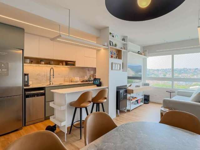 Supreme Altos do Central Parque! Você vai se surpreender com este apartamento totalmente mobiliado e decorado! Em andar alto, com vista panorâmica e orientação solar norte. São 2 dormitórios, sendo um