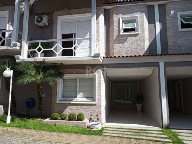 Vende casa semi mobiliada com 143,75m², localizada em condomínio fechado na cidade de Canoas, próximo ao novo Shopping. Possui 3 dormitórios sendo um suíte master,  banheiro social, living com lareira