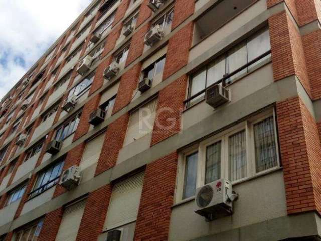 Vende  apartamento com 3 dormitórios, 1 suíte 111,14m² de área privativa, 3 banheiros, localizado no Bairro Moinhos de Vento, com dependência de empregada com banheiro próximo ao Zaffari Moinhos. Poss