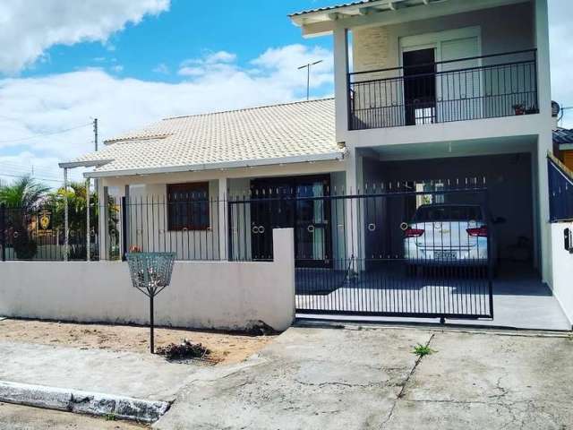 Casa sobrado de esquina com 3 dormitorios, sendo 1 suite, sala , cozinha, banheiro social, lavabo, espaço gourmet com fogão a lenha, garagem coberta e otima localização.