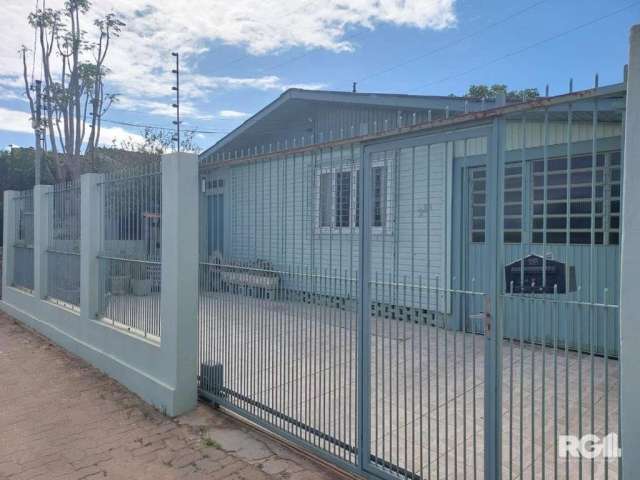 Casa com 2 dormitorios, sala com lareira, cozinha ampla, area externa com playground, espaço com churrasqueira, pronta para morar.