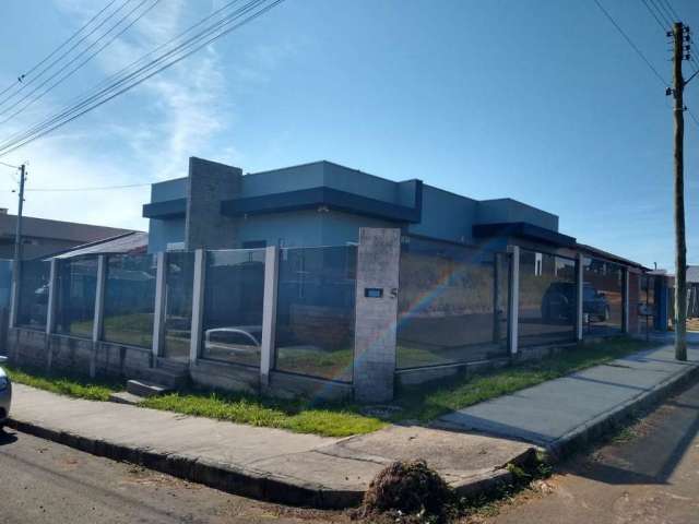 Casa com excelente padrão construtivo, com 2 dormitorios sendo 1 suite, sala,  agua quente na cozinha e banheiro. localizada em terreno alto de esquina patio, com sistema de alarme e cameras funcionan