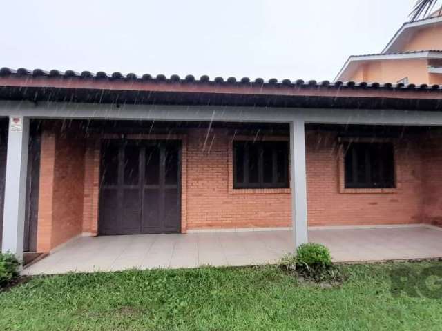 Casa no centro de Arroio do Sal  com três dormitórios dois banheiros sociais . cozinha ampla , area de serviço , sala de jantar , patio interno amplo , menos de 100 metros do mar , Excelente localizaç