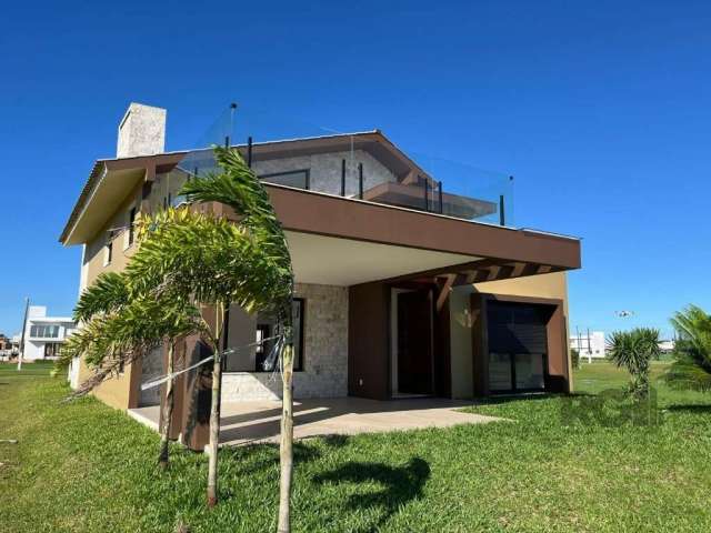 Casa Nova em Passo de Torres , localizada no Cond Vilas do Mar . Cond. Fechado de alto padrão com infraestrutura completa e estilo proprio &lt;BR&gt;O unico do Sul com  acesso ao rio mampituba que ofe