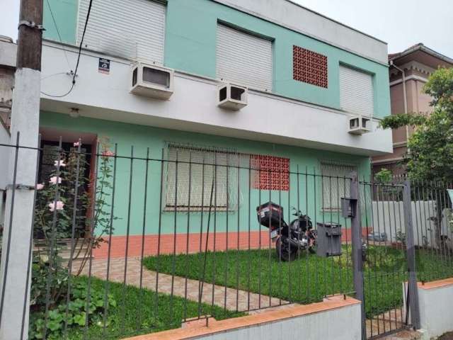 Ótimo apartamento de 3 dormitórios, sendo 1 suíte, localizado de frente. Conta com banheiro social, sala de estar ampla para 2 ambientes, cozinha espaçosa e área de serviço. Totalmente reformado, disp