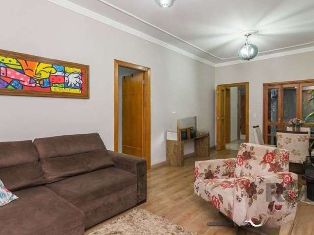 Ótima casa com 03 dormitórios, sendo 01 deles uma suíte com closet, além de um escritório. Possui peças amplas, piscina e uma área com churrasqueira. Nos fundos, há uma edícula com banheiro, sala e co