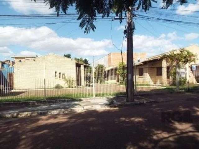 Casa 85m² privativos em condomínio fechado com 2 dormitórios sendo um suíte, sala de estar, banheiro social. Na parte dos fundos possui cozinha integrada com churrasqueira; área de serviço separada da