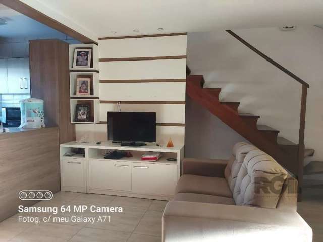 Excelente duplex no coração de Tramandaí, em uma rua asfaltada, perto do Hospital, em uma área residencial.&lt;BR&gt;Este sobrado de frente para a serra dispõe de 3 dormitórios, incluindo 1 suíte. Con