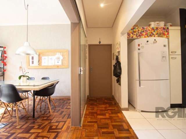 Apartamento à venda no bairro Petrópolis, com 3 dormitórios sendo 1 suíte com closet, 3 vagas de garagem, além de um banheiro social. O amplo living com pé direito alto comporta dois ambientes. A cozi