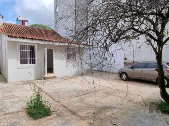 Casa excelente, totalmente reformada, ideal para fins residenciais ou comerciais. &lt;BR&gt;Dispõe de dois dormitórios, banheiro, cozinha, e um living amplo para dois ambientes, com ótima iluminação e