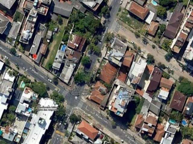 Terreno com chale de madeira no bairro Menino Deus em Porto Alegre Excelente terreno com 957 metros sendo 11,44mtsde frente por 66mts de profundidade. Ótima localização com fácil acesso às conveniênci