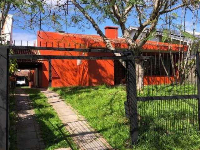 Esta casa está localizada na bela região de Ipanema, em Porto Alegre. Com sua versatilidade, ela pode ser utilizada tanto para fins residenciais quanto comerciais.&lt;BR&gt;&lt;BR&gt;O imóvel possui 5