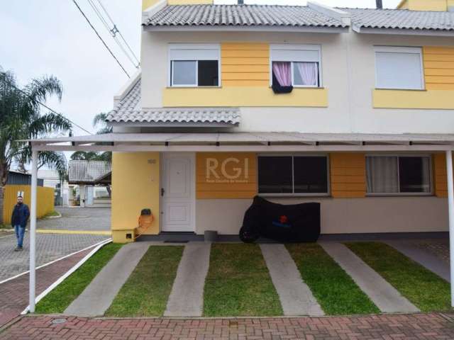 Excelente sobrado de esquina em condomínio fechado a venda em Canoas, bairro Olaria. Primeiro pavimento conta com sala de estar e jantar integradas com sanca em gesso, lavabo, cozinha, banheiro social