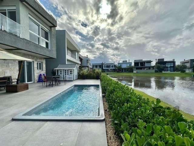 Capão Ilhas Resort - Um lindo sobrado em um dos melhores lotes do condomínio, em frente ao clube, com uma vista de encher os olhos para o lago, são 4 suítes sendo uma suíte térrea, todas suítes superi