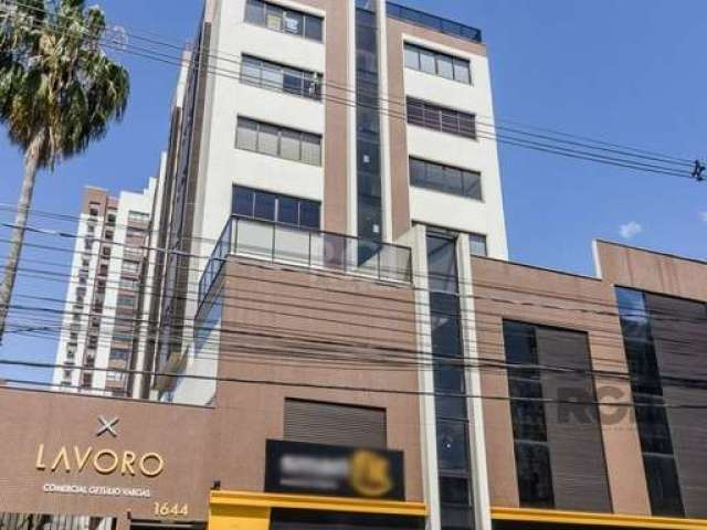 Duas Excelentes Salas comerciais com ótima localização no bairro MENINO DEUS.  Sala, cozinha e banheiro . No oitavo andar com elevador. semi-mobiliado. Prédio tem sala de reuniões coletiva e Espaço Go