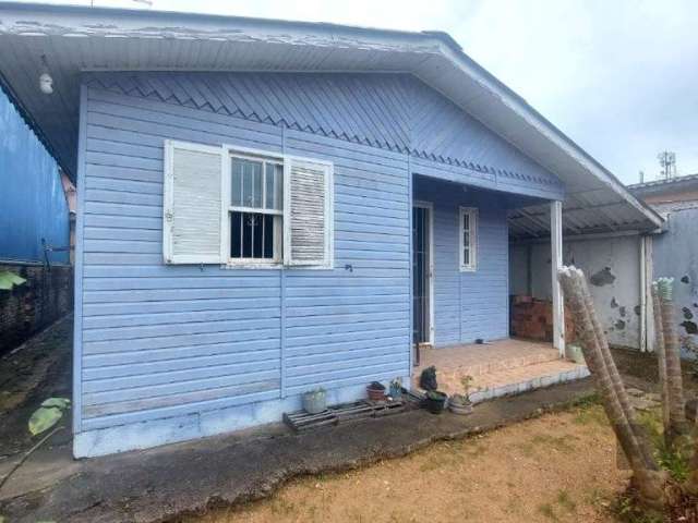 Casa em amplo terreno, com 2 dormitórios, banheiro, sala de estar, cozinha e vaga para dois carros.&lt;BR&gt;Possuí edícula nos fundos com banheiro, podendo ser transformada em uma bela área de lazer.