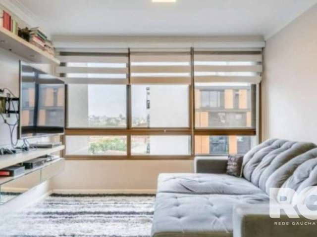 Apartamento com 72 m², amplo living para dois ambientes com cozinha americana com churrasqueira e área de serviço, dois dormitórios, sendo uma suíte. Andar alto com vista definida e ótima orientação s