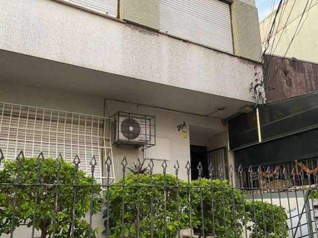 Apartamento com 2 quartos, no bairro Rio Branco com  banheiro social, cozinha, living 2 ambientes, tudo reformado. Pronto para morar.&lt;BR&gt;&lt;BR&gt;O bairro Rio Branco em Porto Alegre está próxim