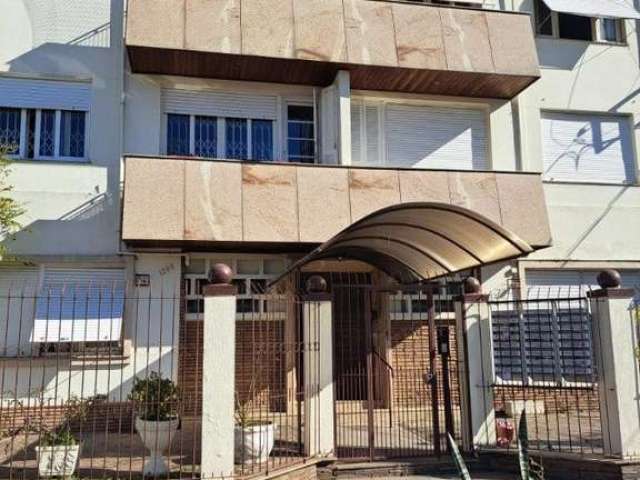 Apartamento 2 dormitórios com dependencia empregada na Geneal Caldwell , cozinha com balcão e pia , área de serviço separada , living e dormitórioos em parquet  , predio bem conservado e rua calma a 2