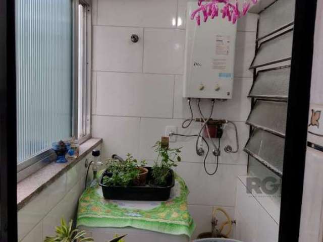 Apartamento 2 dormitórios, banheiro social com banheira de hidromassagem, banheiro auxiliar transformado em depósito (fácil de reverter), sala de estar ampla com balcão gourmet, cozinha, área de servi