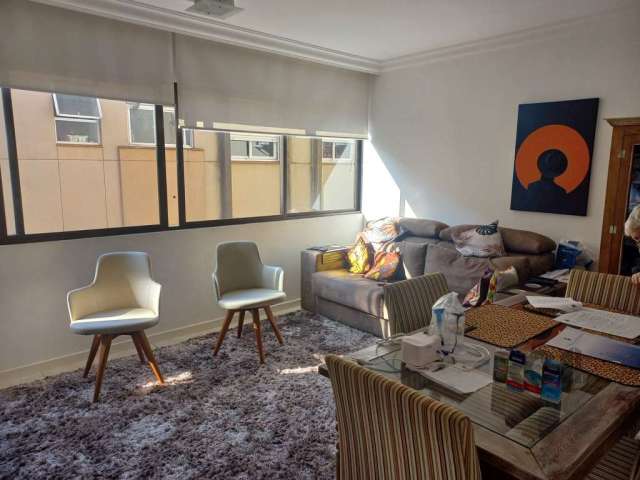 Apartamento semi mobiliado com 2 dormitórios! Belíssimo apartamento pronto para morar, living de 2 ambientes, cozinha americana, área de serviço individual. Parte íntima com 2 dormitórios, sendo 1suít