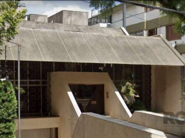 Casa 388 m² privativos, quatro dormitórios, sendo três deles suítes, banheiro social, despensa, cozinha, área de serviço, garagem, sala de estar, sala de jantar e churrasqueira. Garagem coberta para t