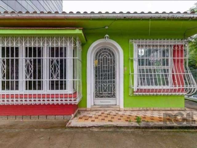 Casa de esquina com 320 m2 de área privativa, 06 salas. cômodos grandes, mais anexos nos fundos e quintal com peças interligadas, piso parque, 03 banheiros, pátio nos fundos e totalmente gradeada.&lt;