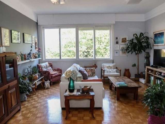 Apartamento 03 dormitórios sendo um suíte. Living amplo com sala de jantar e cozinha integrados, 107 m² de área útil, ensolarado com ótima circulação de ar, área de serviço, despensa, banheiro social 