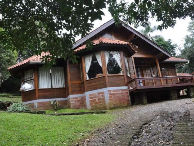 Essa casa mobiliada é uma verdadeira joia! Com 3 dormitórios, incluindo uma suíte, oferece um espaço confortável e aconchegante. A ampla sala de estar com pé direito alto traz uma sensação de liberdad