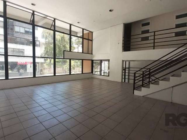 Excelente sala térrea no Centro de Caxias do Sul , com 271m² de área privativa, mezanino, 02 banheiros, vestiário e 01 vaga de garagem.