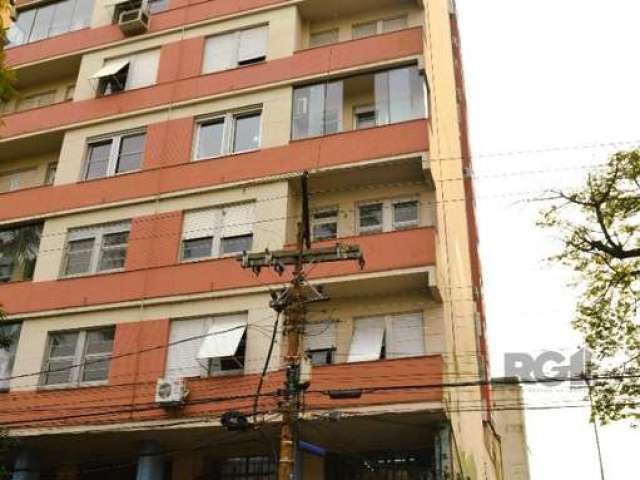 Amplo e arejado apartamento de 3 dormitórios sendo 1 suíte, pé direito alto, banheiro social, cozinha americana, área de serviço separada com ventilação natural, mais dependência. Em um dos dormitório