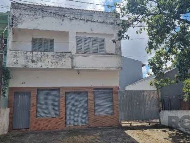 Sobrado  com apartamento em cima e loja embaixo, estacionamento em terreno 10m por 30m, a venda no Bairro Jardim Itu.  Lojão embaixo com dois banheiros e divisórias, apartamento com 03 dormitórios, sa