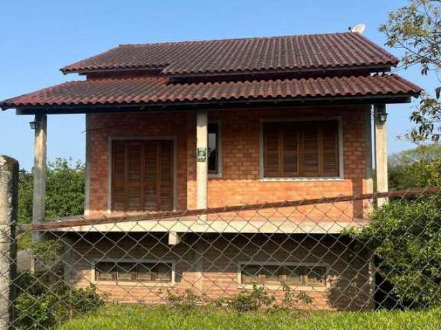 Sítio medindo 1.000m² de área total, com uma casa de 4 dormitórios, 1 suíte, banheiro social, sala ampla com dois ambientes, cozinha com armários e bancada em granito. Casa em estilo rústico e muito b