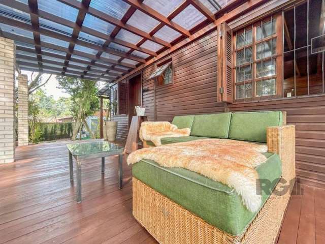 Casa estilo colonial, em localização privilegiada a poucos metros do rio, em um terreno arborizado com 1.500,00 m², composta de 2 dormitórios, closet, banheiro, sala de estar, cozinha com móveis plane