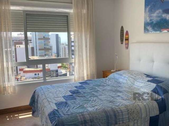 Apartamento mobiliado em andar alto de edifício nobre, no centro de Torres.&lt;BR&gt;112, 4 m² privativos com 2 dormitórios, 2 banheiros, cozinha integrada a sala de jantar e espaço com balcão america