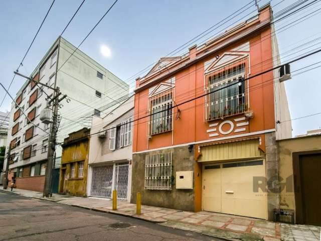 Essa casa única do ano de 1930 no Centro Histórico de POA  tem muito charme e personalidade, e  a combinação de elementos rústicos com detalhes em madeira e aconchego dão ao sobrado um charme especial