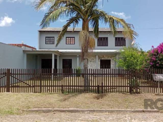 Excelente casa à venda em Osório, no bairro Atlântida Sul. Com 165m² de área privativa e 300m² de área total. Possui 3 quartos, sendo 1 suíte, e 2 banheiros sociais. Vagas de garagem para até 5 carros