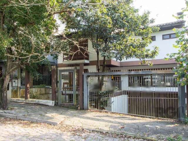 Casa alto padrão, com 361,95m², excelente localização na parte nobre do bairro Nonoai, espaçoso living 2 ambientes com lareira e sacada com vista perene para o Rio Guaíba, cozinha, banheiro social e g