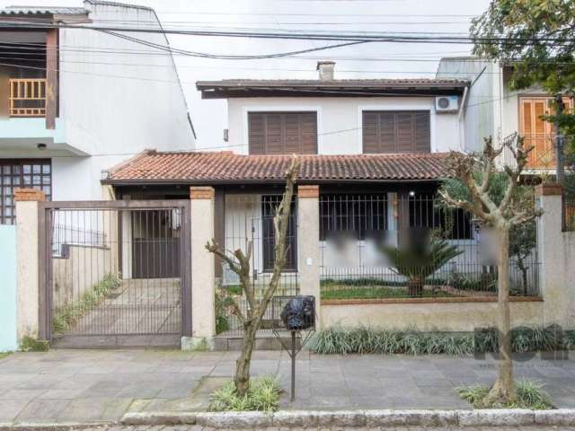 Ótima casa no Jardim Verde, com 03 dormitórios, sendo 01 suíte, living 02 ambientes com hall e lareira,  lavabo, copa cozinha mobiliada, lavanderia, edícula com salão de festas e churrasqueira, depend