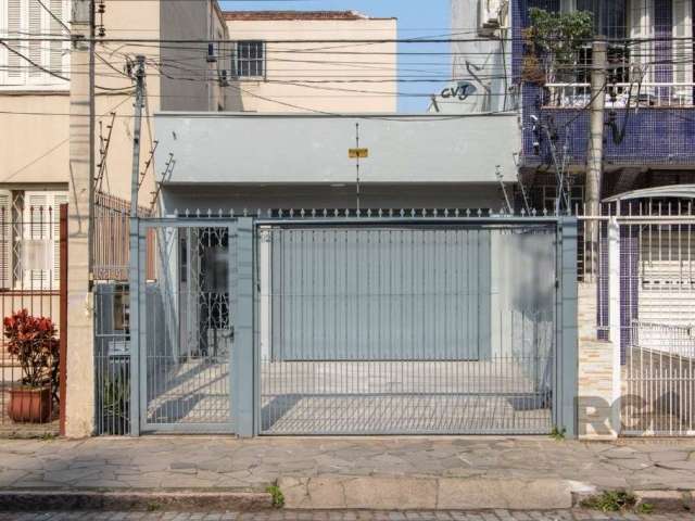 Excelente casa térrea  reformada.&lt;BR&gt; Possui tres  dormitórios, duas suítes, com jardim de inverno e um lavabo.&lt;BR&gt; Sala integrada com a garagem,&lt;BR&gt; Cozinha ampla com churrasqueira.