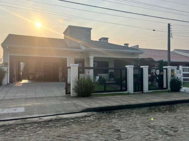 Residencia com otimo visual , na parte previlegiada da praia , sendo; 3 dormitorios  1 suite , sala para 2 ambientes ,cozinha americana,lavanderia ,churrasqueira com area gourmet , piscina com aqueced